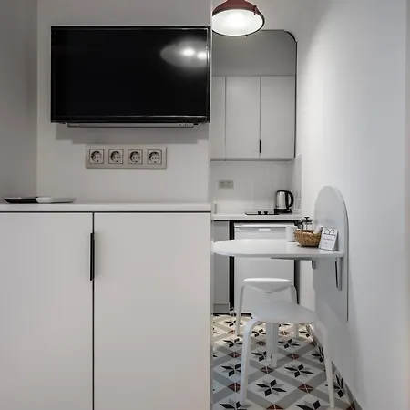 Away From Home, Newly Decorated Studio Διαμέρισμα *