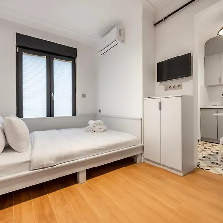 Away From Home, Newly Decorated Studio Κωνσταντινούπολη