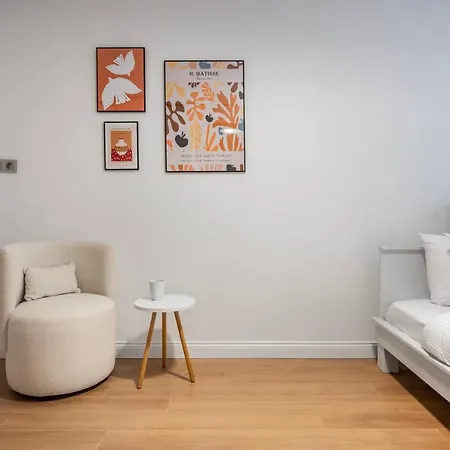 Away From Home, Newly Decorated Studio Κωνσταντινούπολη