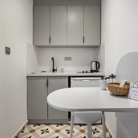 Away From Home, Newly Decorated Studio Διαμέρισμα *