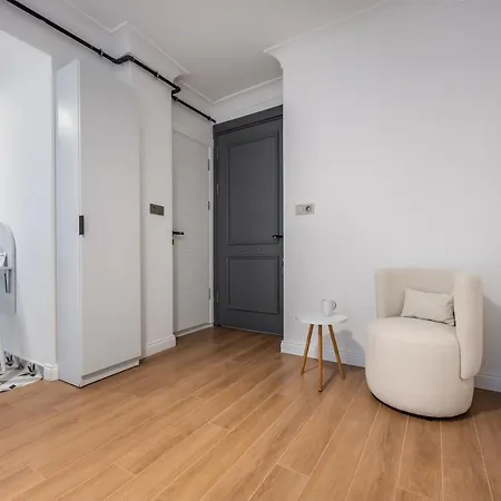 Away From Home, Newly Decorated Studio 아파트